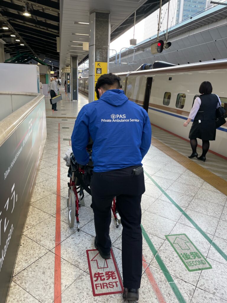 患者搬送　新幹線　リクライニング車椅子　救命士　パス救急サービス