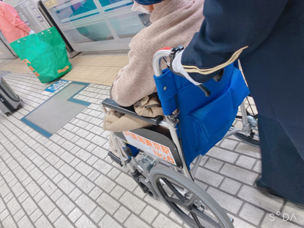 救命士　患者搬送　搬送　新幹線　新幹線搬送　多目的室　看護師　車椅子