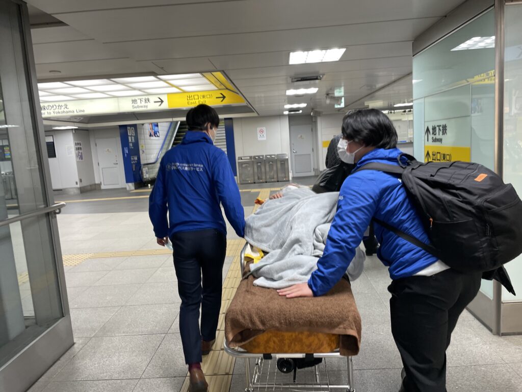 新幹線　新幹線搬送　民間救急　患者　患者搬送　看護師　多目的室　ストレッチャー