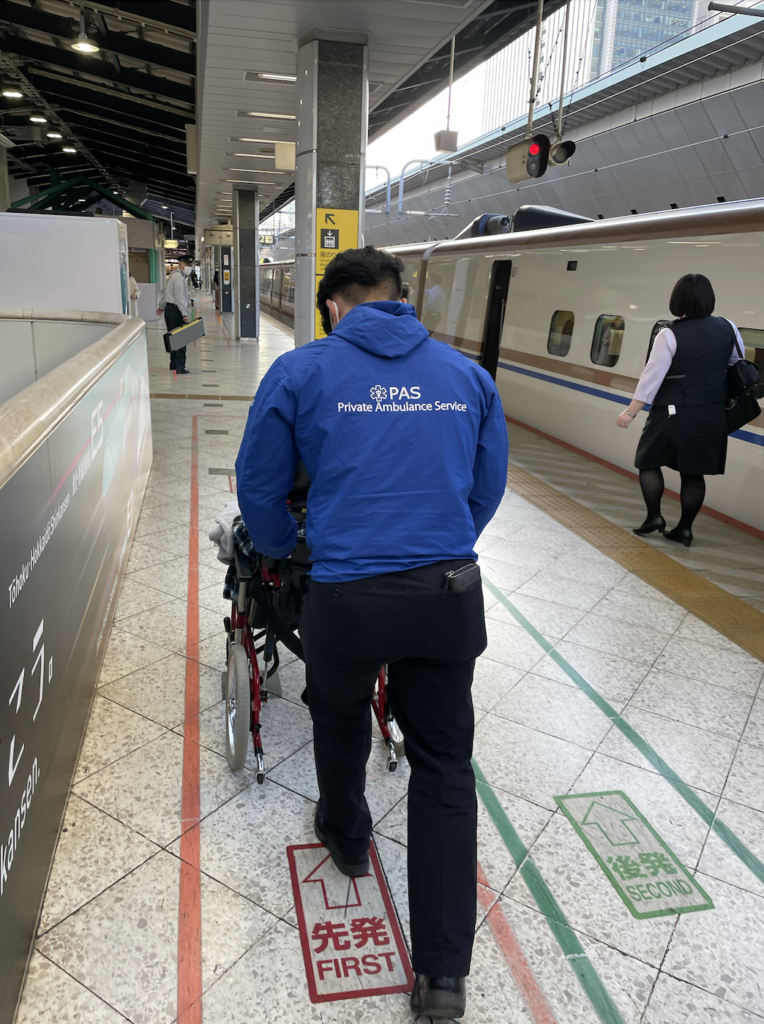 新幹線　新幹線搬送　民間救急　患者　患者搬送　多目的室　車椅子
