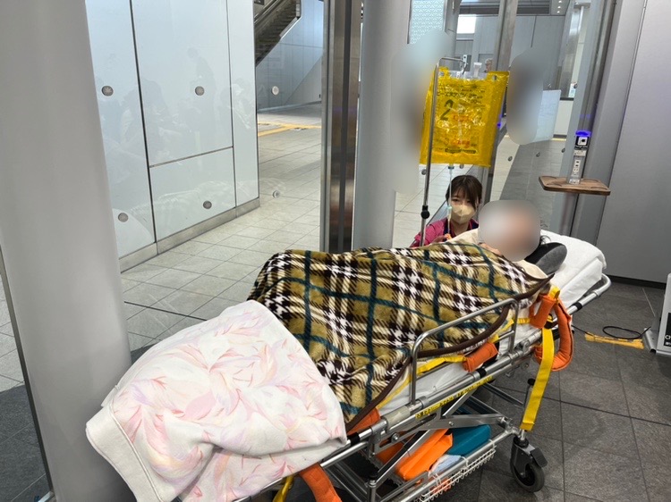 民間救急　看護師　救命士　新幹線　多目的室　新幹線搬送　患者　患者搬送