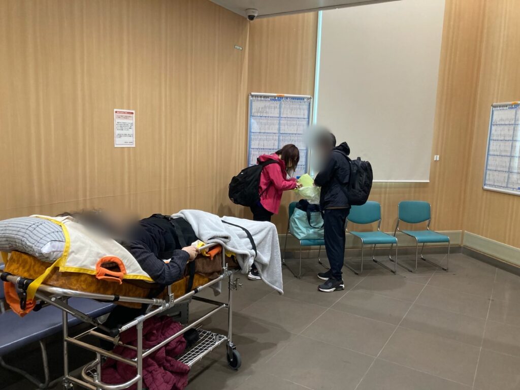民間救急　看護師　新幹線　多目的室　患者　搬送