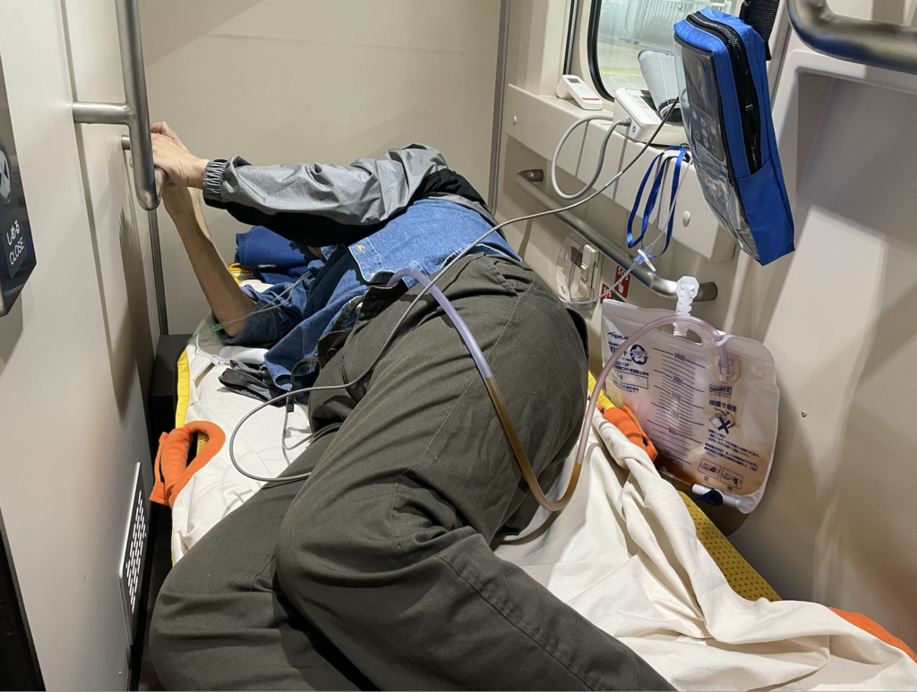 民間救急　看護師　救命士　病院　搬送　新幹線　患者　新幹線　多目的室