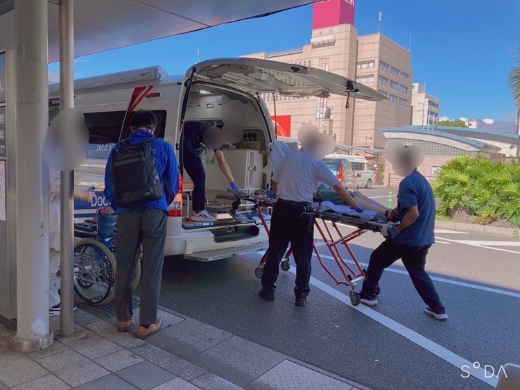 民間救急　新幹線　新幹線搬送　多目的室　看護師　救命士　患者　患者搬送