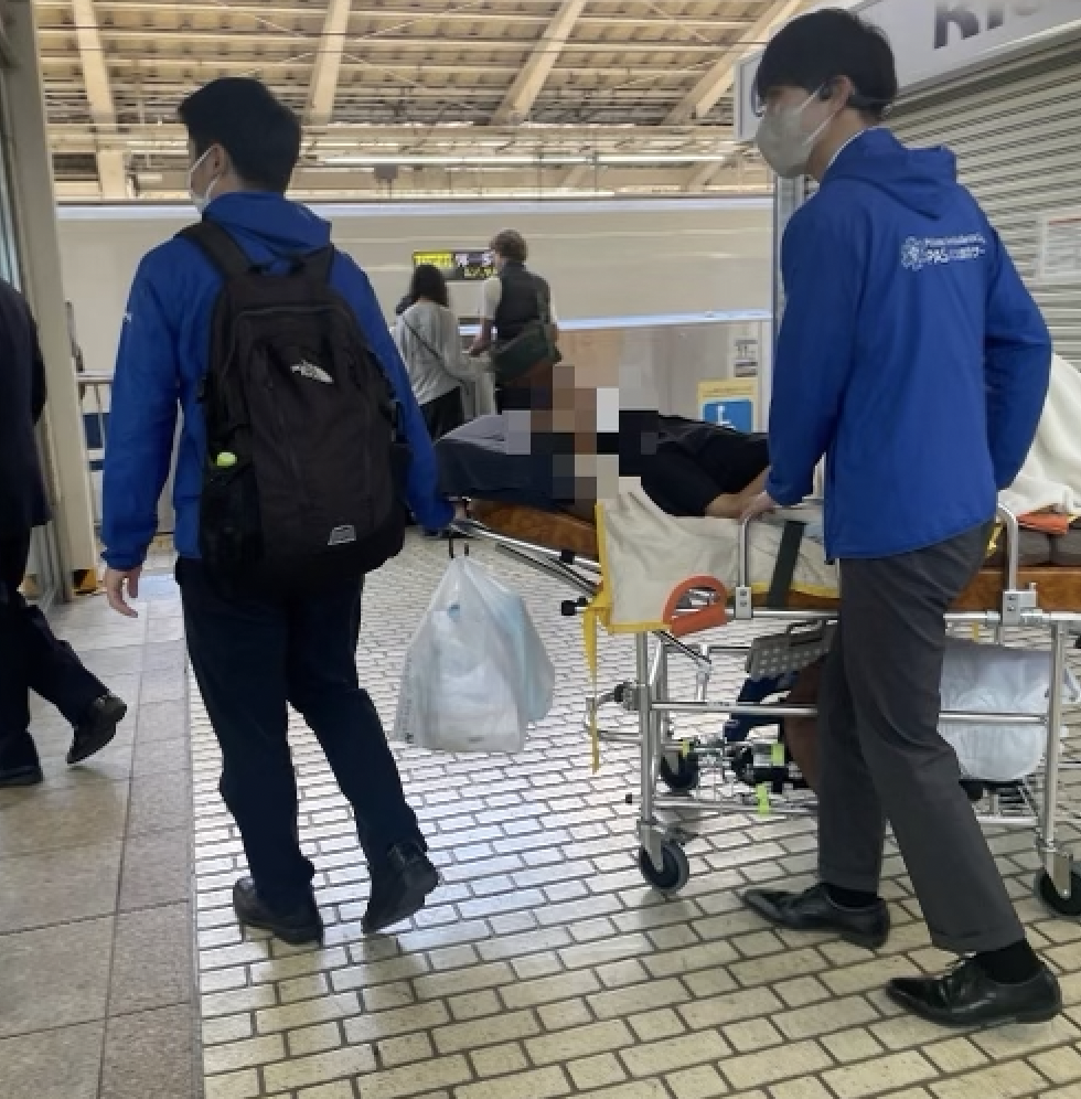 民間救急　看護師　救命士　病院　搬送　新幹線　患者　東京駅　ストレッチャー